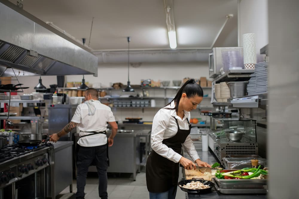 equipo trabajando en cocina fantasma