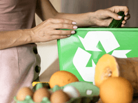 A cena transmite uma mensagem de sustentabilidade, reciclagem e cuidado com o meio ambiente.