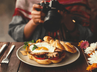 Esta fotografía presenta una propuesta gastronómica muy apetitosa, capturada en el momento en que alguien se dispone a fotografiarla con una cámara profesional.