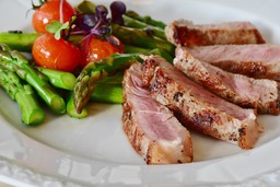 Prato com carne e vegetais, em uma alimentação low carb.