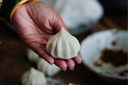 Comida indiana: Modaks de arroz e coco em forma de pirâmide, com especiarias e dourado à perfeição.