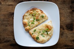 Pão Naan quente e fofo: Perfeito para acompanhar comida indiana com curries ou saborear sozinho.