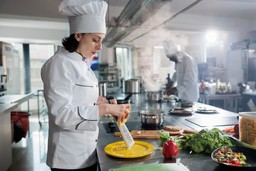Chef trabalhando em cozinha moderna, exemplo prático de como migrar de restaurante físico para cozinha compartilhada.