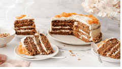 imagem mostra uma torta de nozes fatiada