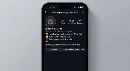 Imagem simulando a seção de biografia de um perfil no Instagram para restaurante, com destaque para texto em formato de bio contendo “Hambúrguer artesanal na Zona Sul”, horários de funcionamento e chamada para ação “Peça agora no link abaixo”, apresentada em interface mobile minimalista e estilo de captura de tela real do aplicativo.