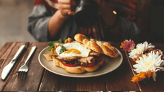 Esta imagen captura la esencia de la fotografía gastronómica profesional y el cuidado en la presentación de los platos.
