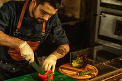dono de cozinha prepara comida apos decidir nomes para delivery de comidas