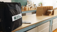 Imagem descreve uma cozinha com estrutura para delivery