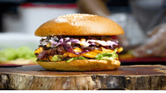 imagem mostra um hamburguer apetitoso