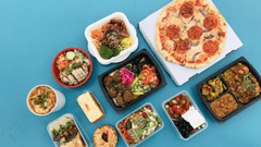 Esta última imagem apresenta uma visão aérea de uma diversidade gastronômica completa, ideal para ilustrar serviços de entrega (delivery), catering corporativo ou a variedade de opções de alimentação moderna.