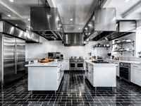 A imagem mostra uma cozinha profissional ampla, moderna e altamente equipada, típica de uma operação de dark kitchen de alta performance.