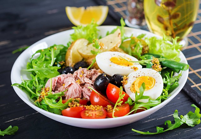 Comida rentable: prato de salada com ovos cozidos, tomate-cereja, atum e alface