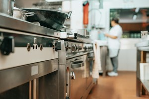 Cocina industrial moderna en funcionamiento, ideal para ilustrar los mejores distritos para abrir una dark kitchen en Lima.
