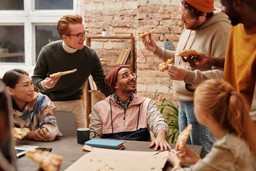 clientes felizes após receberam comida em casa via programa de fidelidade
