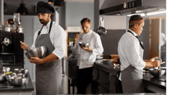 3 pessoas cozinhando em uma cozinha profissional ghost kitchen